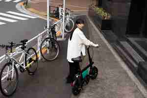 無料写真 市内で電動自転車を使用している女性