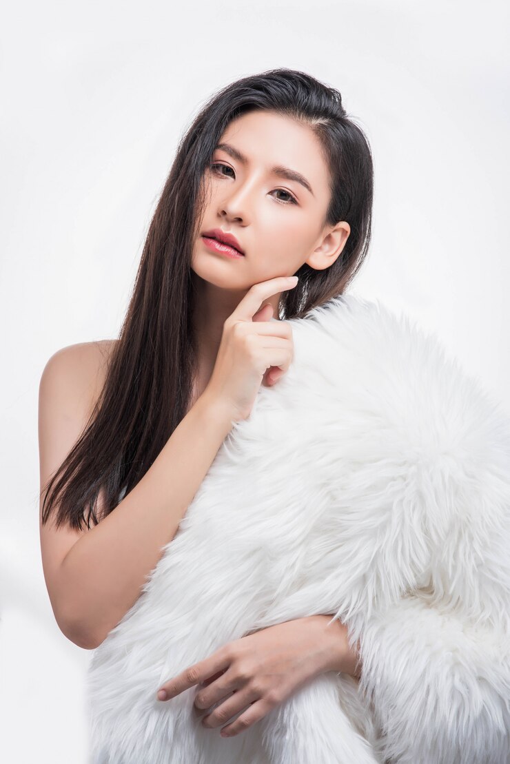 無料Photo あごに指で触れる女性。
