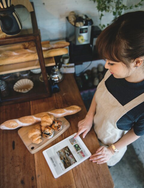 彼女のデジタルタブレットを使用している女性