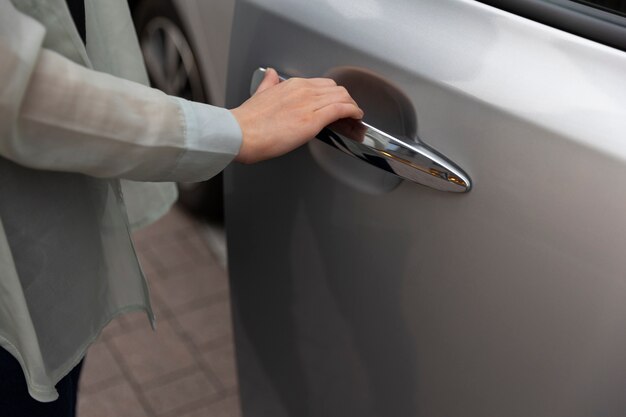 電気自動車のドアを使用している女性