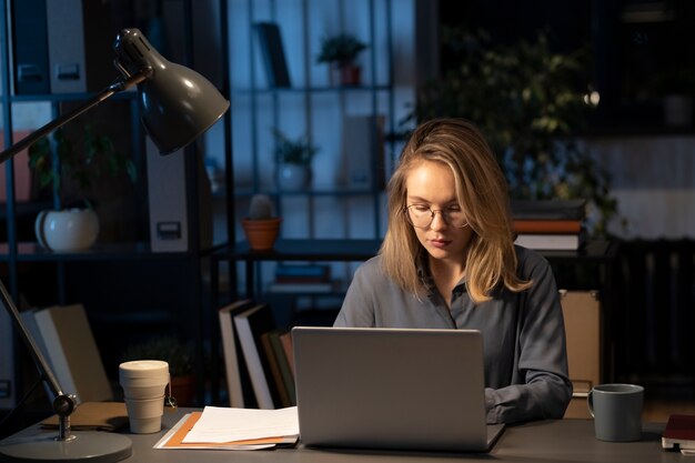 Foto gratuita donna che utilizza computer portatile