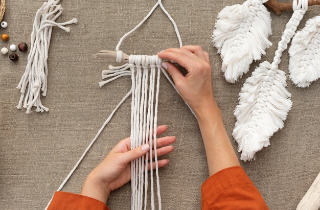 Free photo woman using the macrame technique