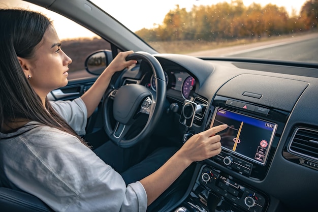 Бесплатное фото Женщина использует навигационную систему во время вождения автомобиля
