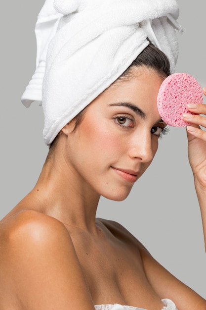 Free photo woman using a pink sponge