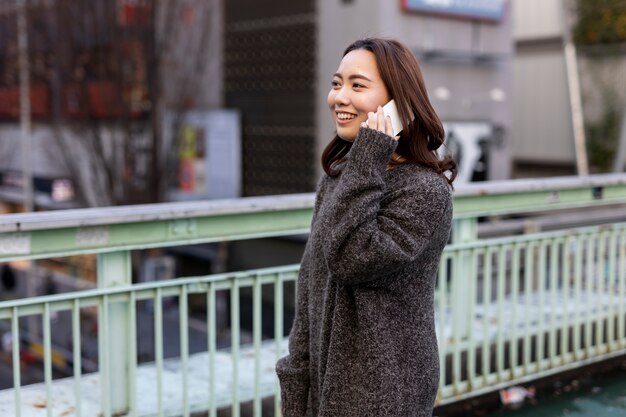 스마트폰 기술을 사용하는 여성