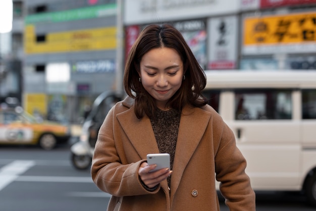 スマートフォン技術を使用している女性