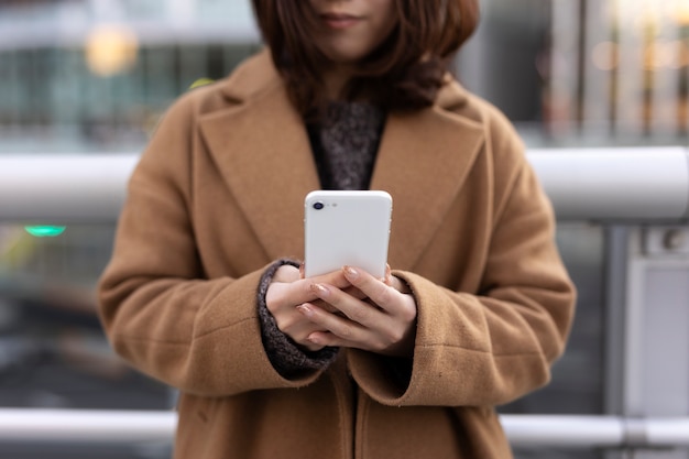 スマートフォン技術を使用している女性