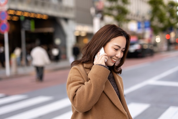 스마트폰 기술을 사용하는 여성