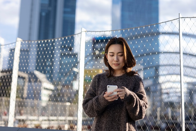 Foto gratuita donna che utilizza la tecnologia smartphone