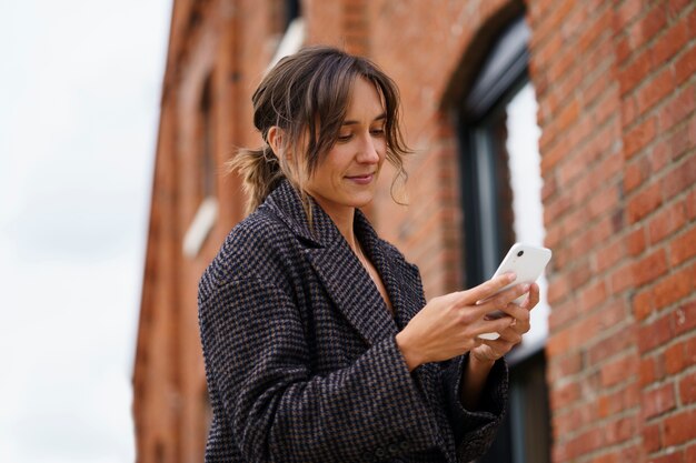 スマートフォン技術を使用している女性