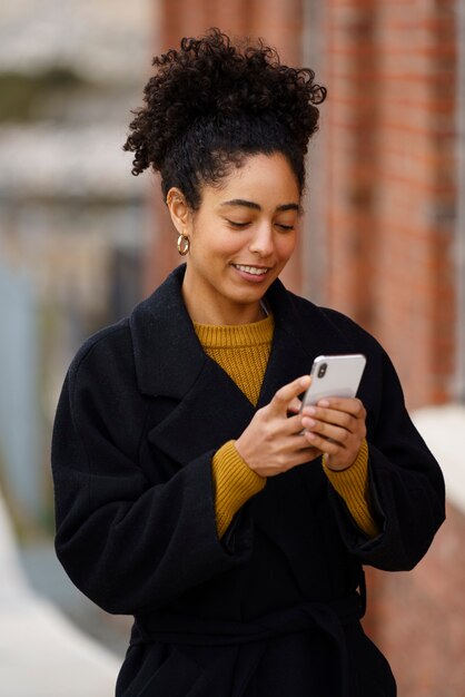 スマートフォン技術を使用している女性