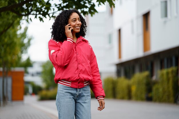 スマートフォン技術を使用している女性