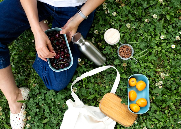 Foto gratuita donna che utilizza destinatari sostenibili per il cibo