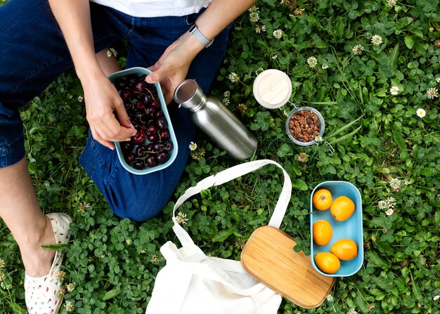 Woman using sustainable recipients for food