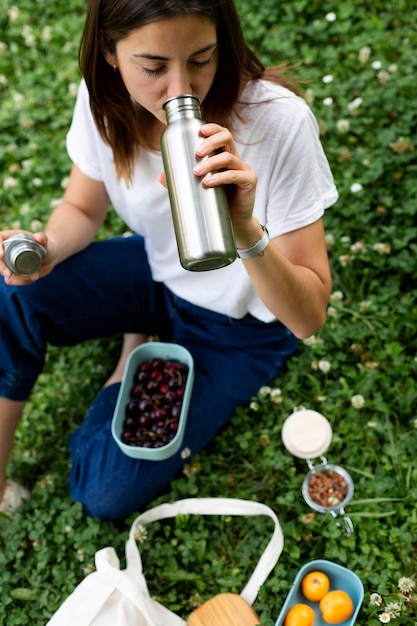 woman using sustainable recipients for food