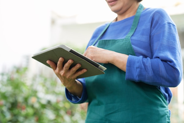 タブレットpcを使用して女性