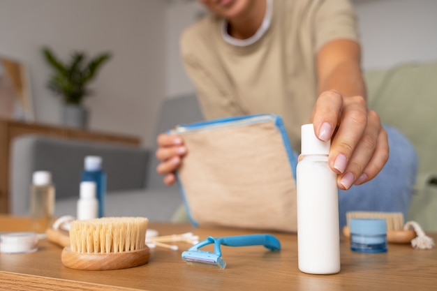 Donna che usa la borsa da toilette ad angolo basso