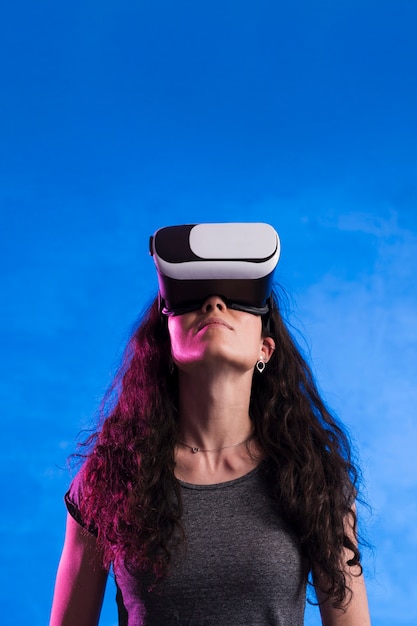 仮想現実のヘッドセットを屋外で使う女性