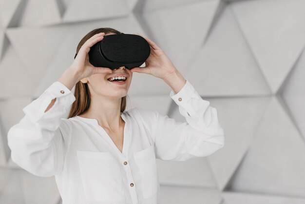 Женщина, использующая вид сбоку гарнитуры виртуальной реальности