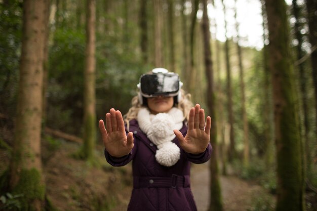 Foto gratuita donna che utilizza le cuffie da realtà virtuale