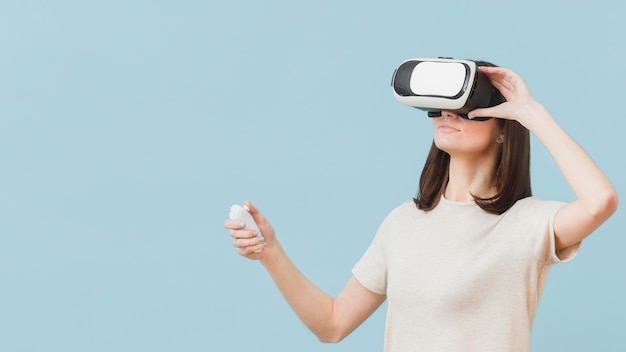 Женщина с помощью гарнитуры виртуальной реальности