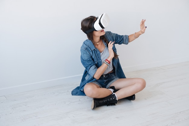 VR 장치를 사용하는 여성