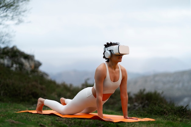 무료 사진 vr 안경을 사용하여 자연 속에서 야외 운동을 하는 여성