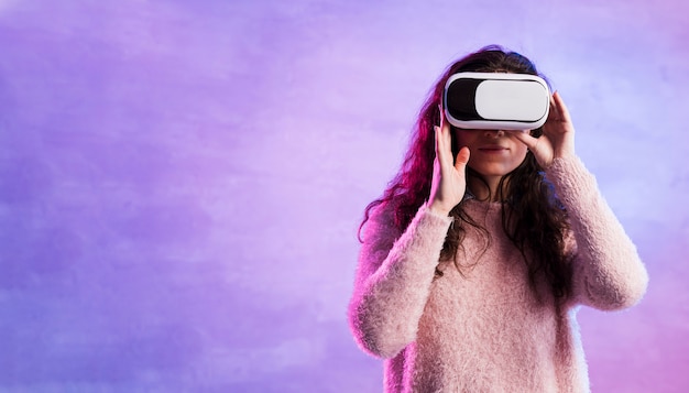 Foto gratuita donna che usando la nuova tecnologia del vr