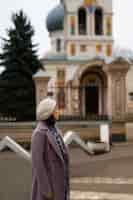 무료 사진 종교 순례를 위해 교회를 방문하는 여성