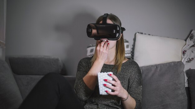 Женщина в очках VR попкорн