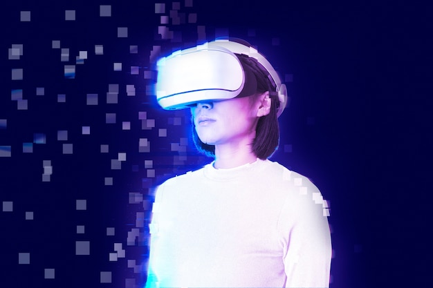 Женщина в гарнитуре VR в стиле дисперсии пикселей