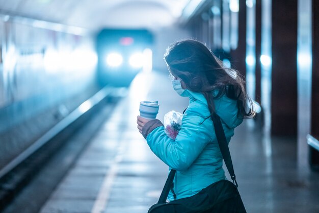 キエフの地下鉄の駅で待つ女。