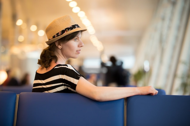 Donna in attesa in aeroporto