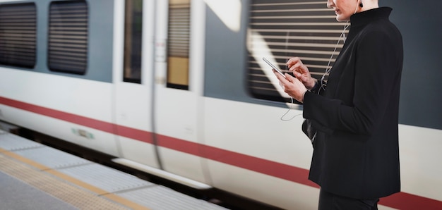 無料写真 プラットフォーム上で列車を待っている女性