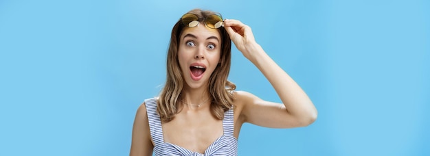 Foto gratuita la donna che cammina attraverso la strada incontra un amico che prende gli occhiali da sole e guarda sorpreso l'apertura della fotocamera mout