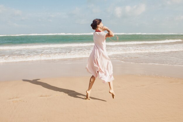 바닷가 모래에 걷는 여자