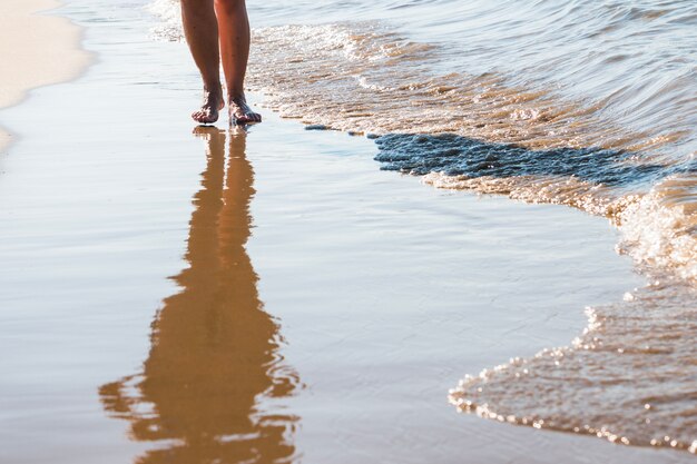 ビーチで歩く女性