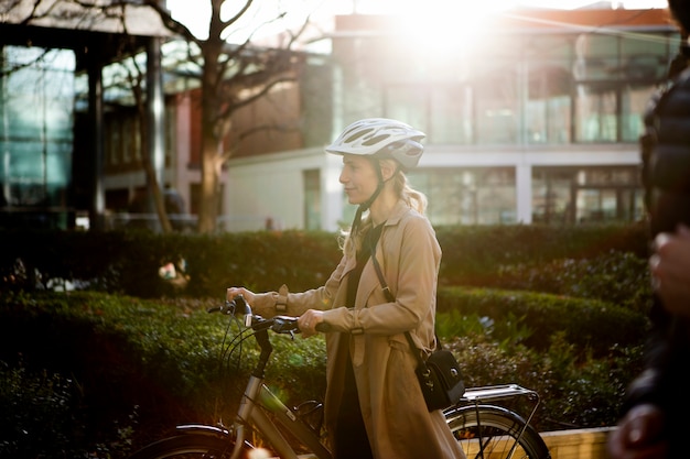 街を自転車で歩く女性