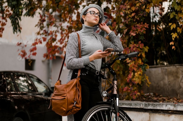 自転車の横を歩く女性