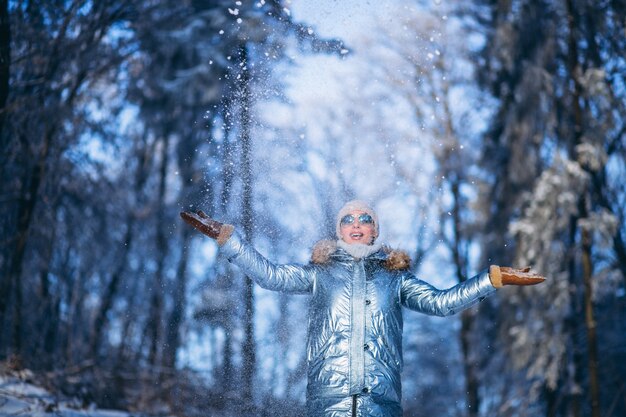 겨울 공원에서 산책하는 여자
