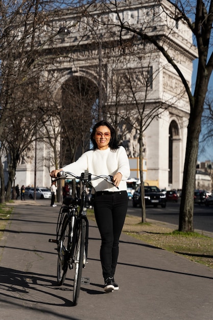 フランスの街で自転車で歩く女性