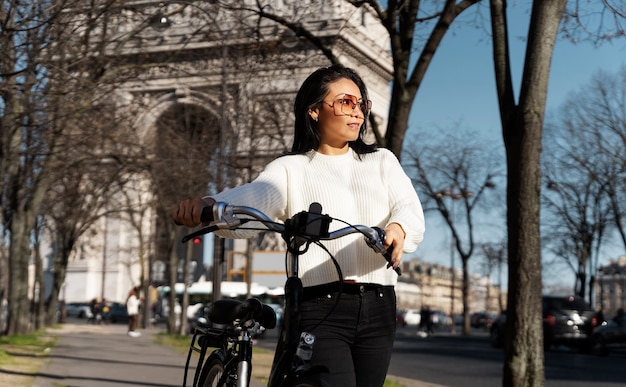 フランスの街で自転車で歩く女性