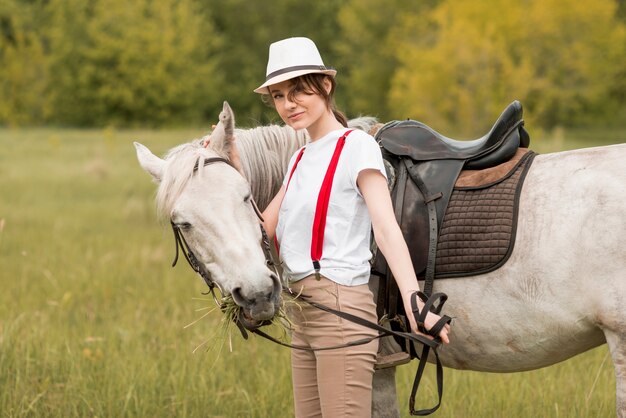 시골에서 말과 함께 걷는 여자