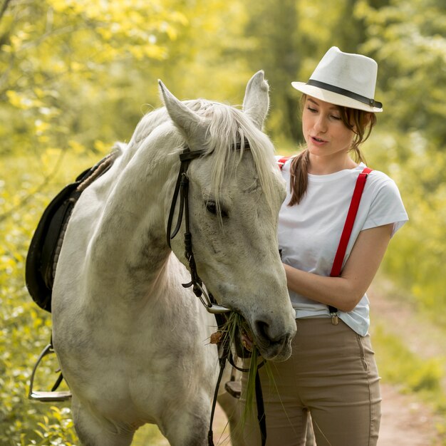시골에서 말과 함께 걷는 여자