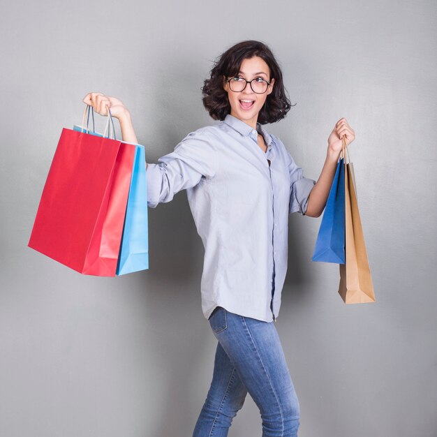 ショッピングバッグで歩く女性