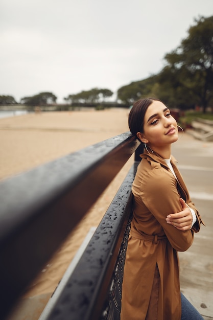 La donna cammina per le strade di chicago