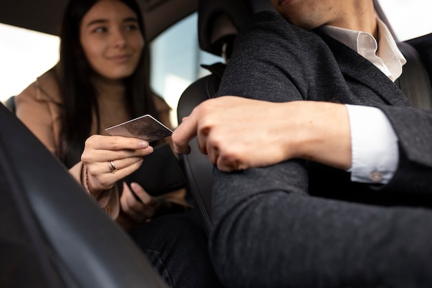 Foto gratuita donna che vuole pagare i servizi di taxi