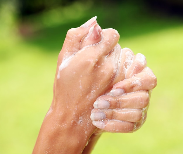 Free photo woman washing her hands