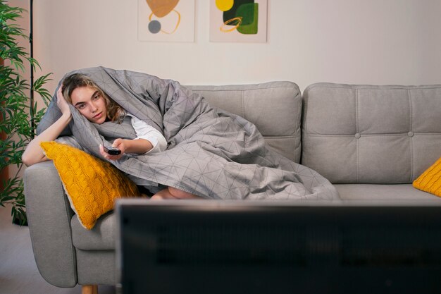 Donna che guarda le notizie sulla vista frontale della tv