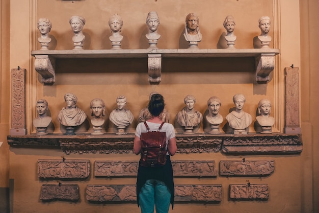 Foto gratuita statue di donna che guardano